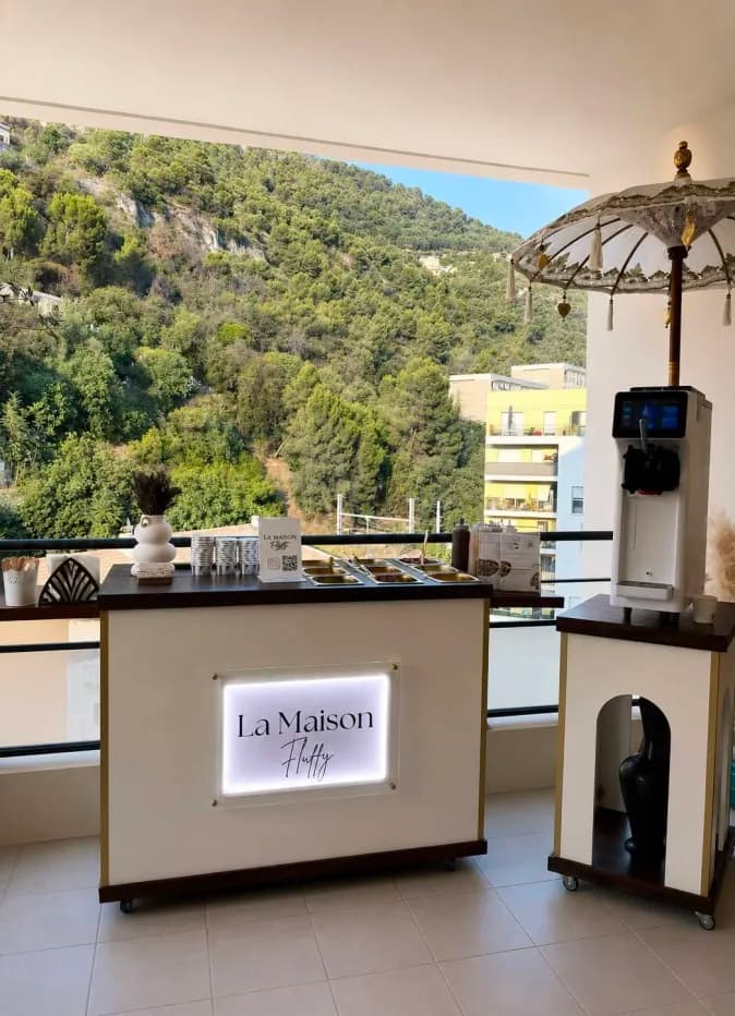 Bar La Maison Fluffy installé avec sa machine à Sundae sur une terrasse