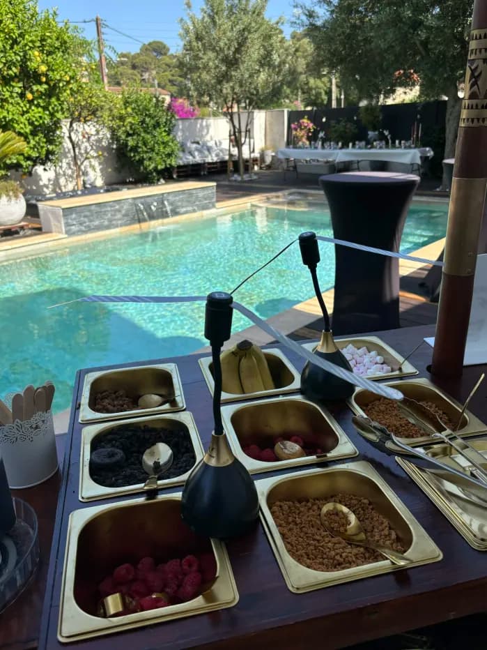 Sélection de toppings du bar La Maison Fluffy au bord d’une piscine