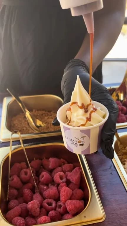 Sundae nappé de caramel au-dessus du bar à framboises